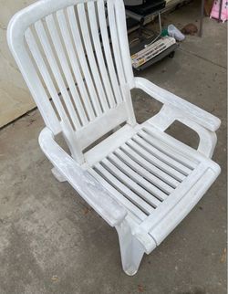 Large roomy backyard lounge chair