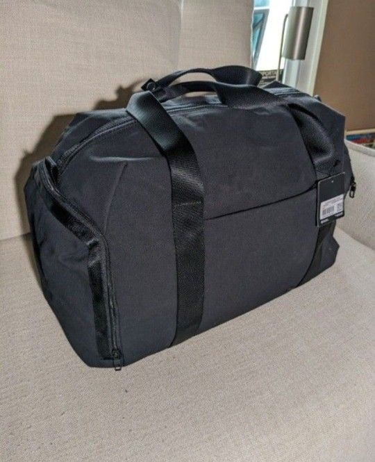 New Lululemon The Duffle Bag.