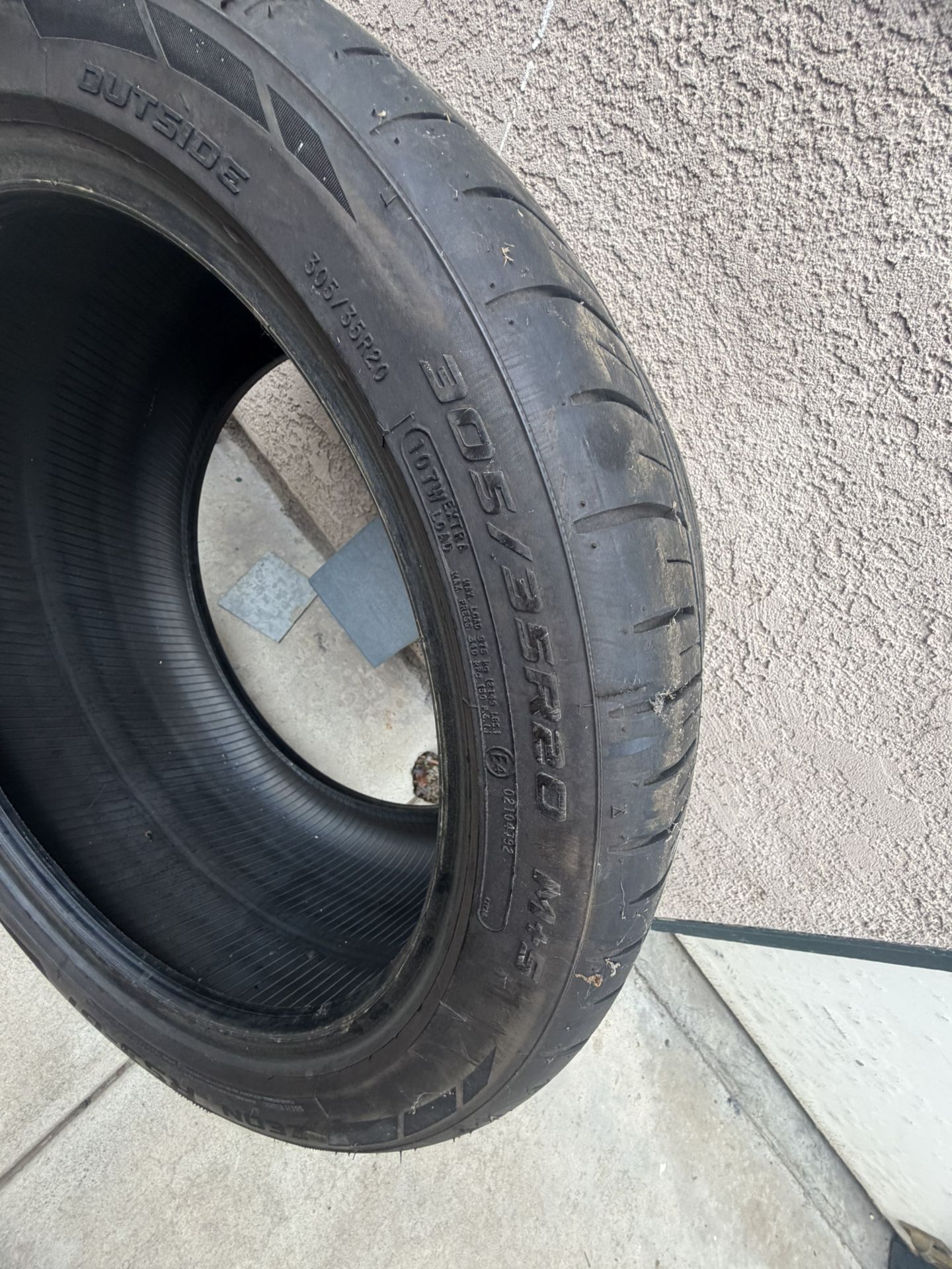 305/35/20 Tire