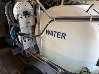 Pressure cleaning water tank