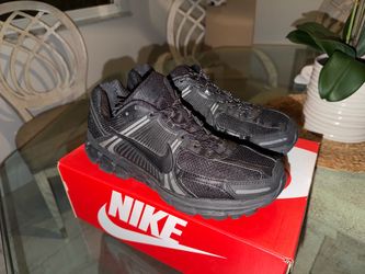 Nike Zoom Vomero 5  (triple black) size 9M/10.5W