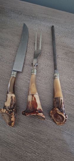 Carving set with natural horn handles