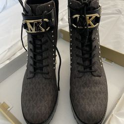 **MICHEAL KORS BOOTS SIZE 8**