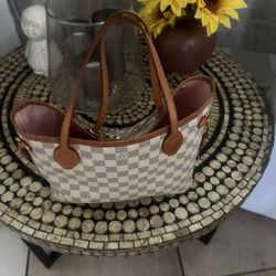 azur Louis v Bag 