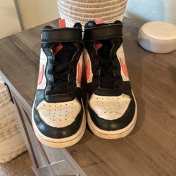 Nikes Kids Court Borough - Size 2
