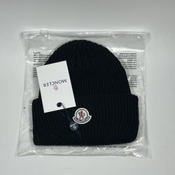 **NEW W/ TAGS ** Moncler Black Beanie Knit Cap Ribbed Thick Hat Small Logo**