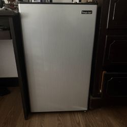 Magic Chef Compact Refrigerator with  Single Door