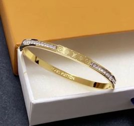 New 18 k stainless steel gold bracelet comes with dust bag