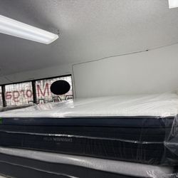 KING SIZE HELIX MIDNIGHT LUXE PILLOW TOP MATTRESS & BOX SPRINGS BED SET