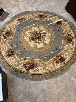 Oval Oriental rug. 6 ‘ X 6’ beautiful colors ,excellent condition !