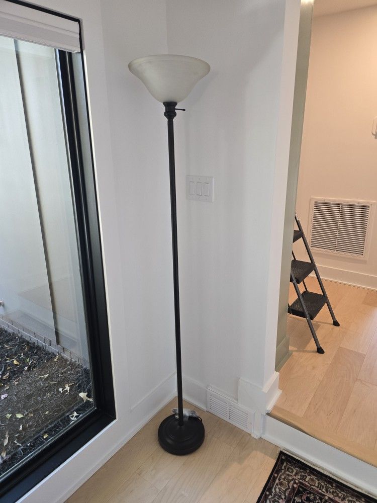 Torchiere floor lamp