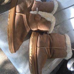 Very nice Australian UGG boots size 9M Only $50