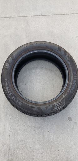 Kumho 215/55R17 Tire llanta