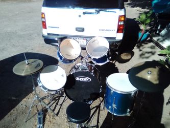 Percussion 7 piece drum set