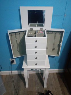 Pretty white jewerly stand up box
