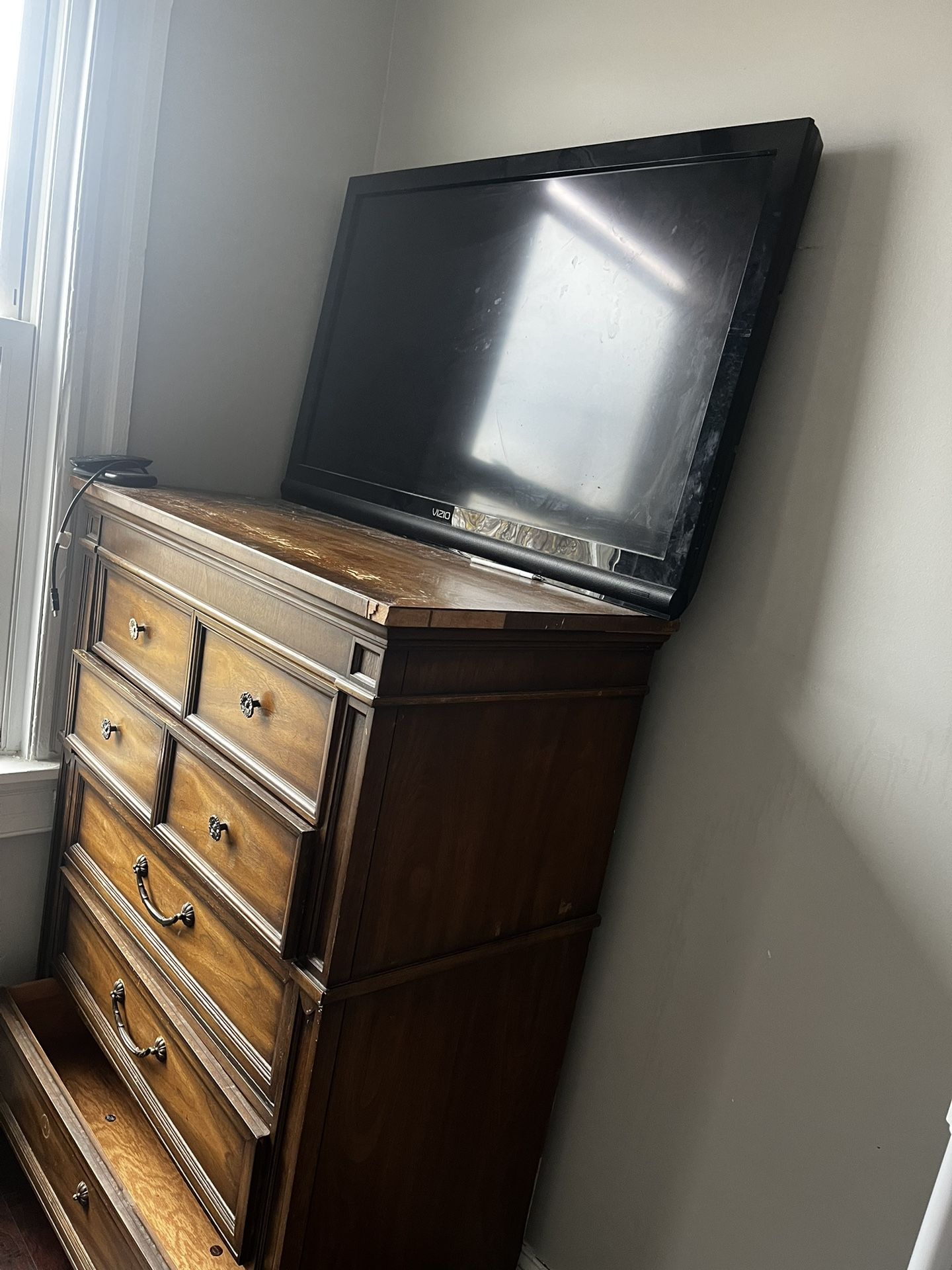 dresser and vizio tv