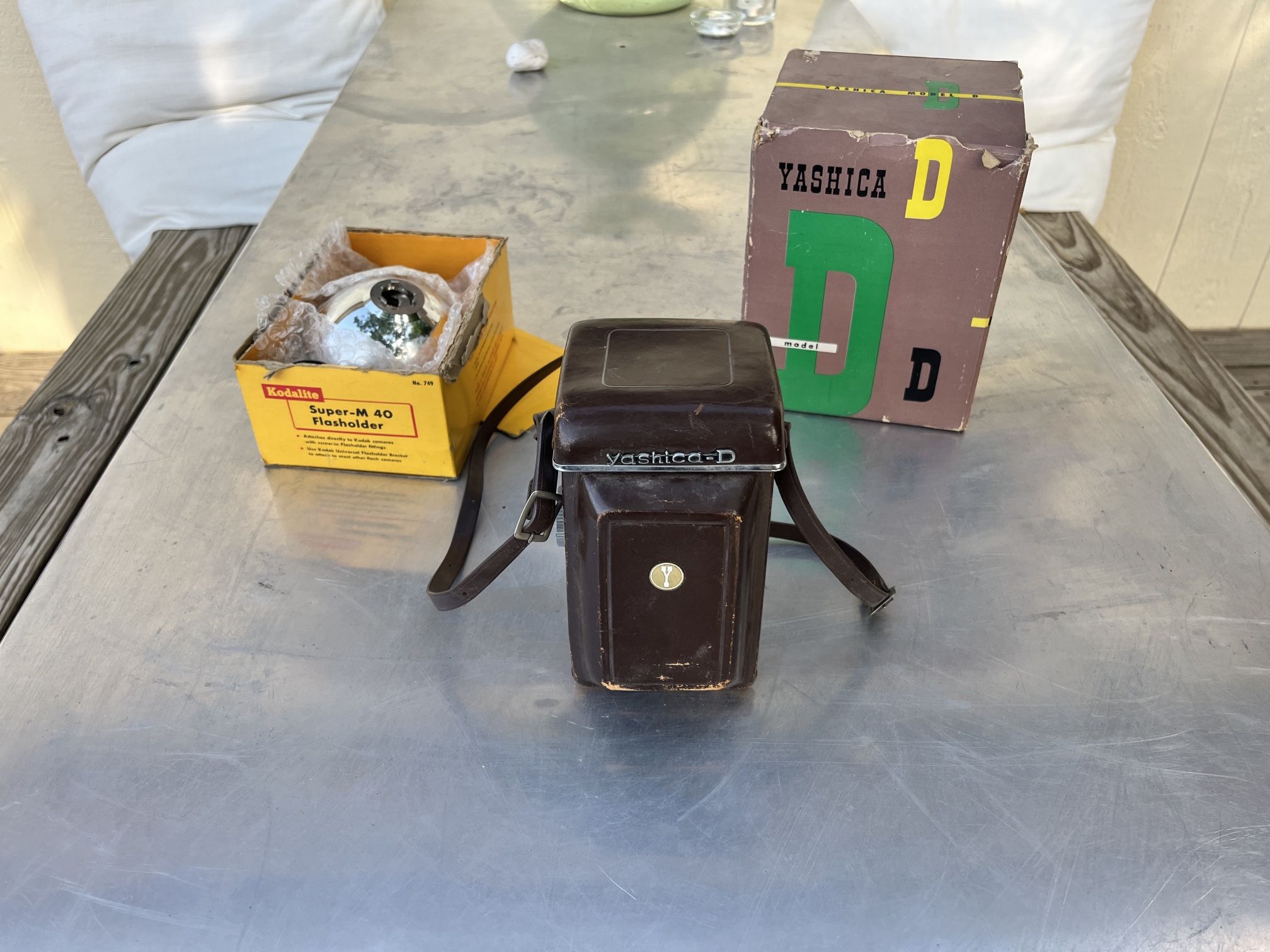 YASHICA D TWIN LENS REFLEX CAMERA W/ LEATHER CASE, KODALITE SUPER M-40 FLASH, ORIGINAL PACKAGING