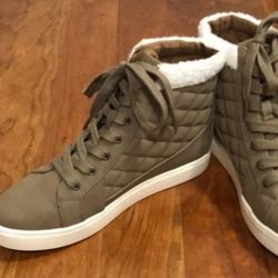 Wonderly Winny High Top Sneakers Sz 9 Quilted Lace Up Booties Faux Sherpa Taupe