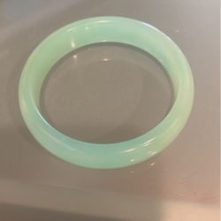 LOVELY LIGHT GREEN HADE BANGLE