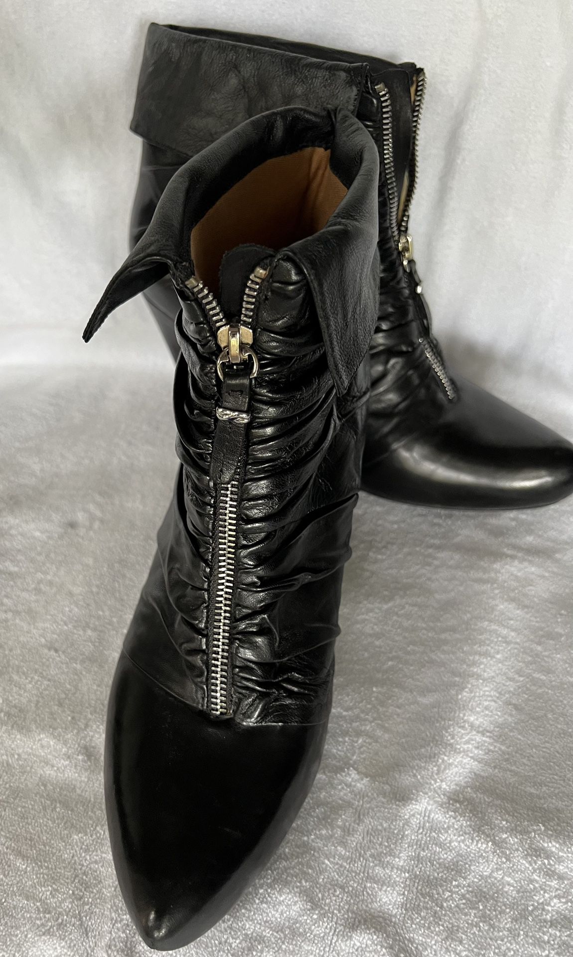 Earthie Calf Leather Ankle Boots . BLACK