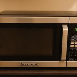 Black+Decker 0.9 Cu. Ft. 900W Microwave – Works Great