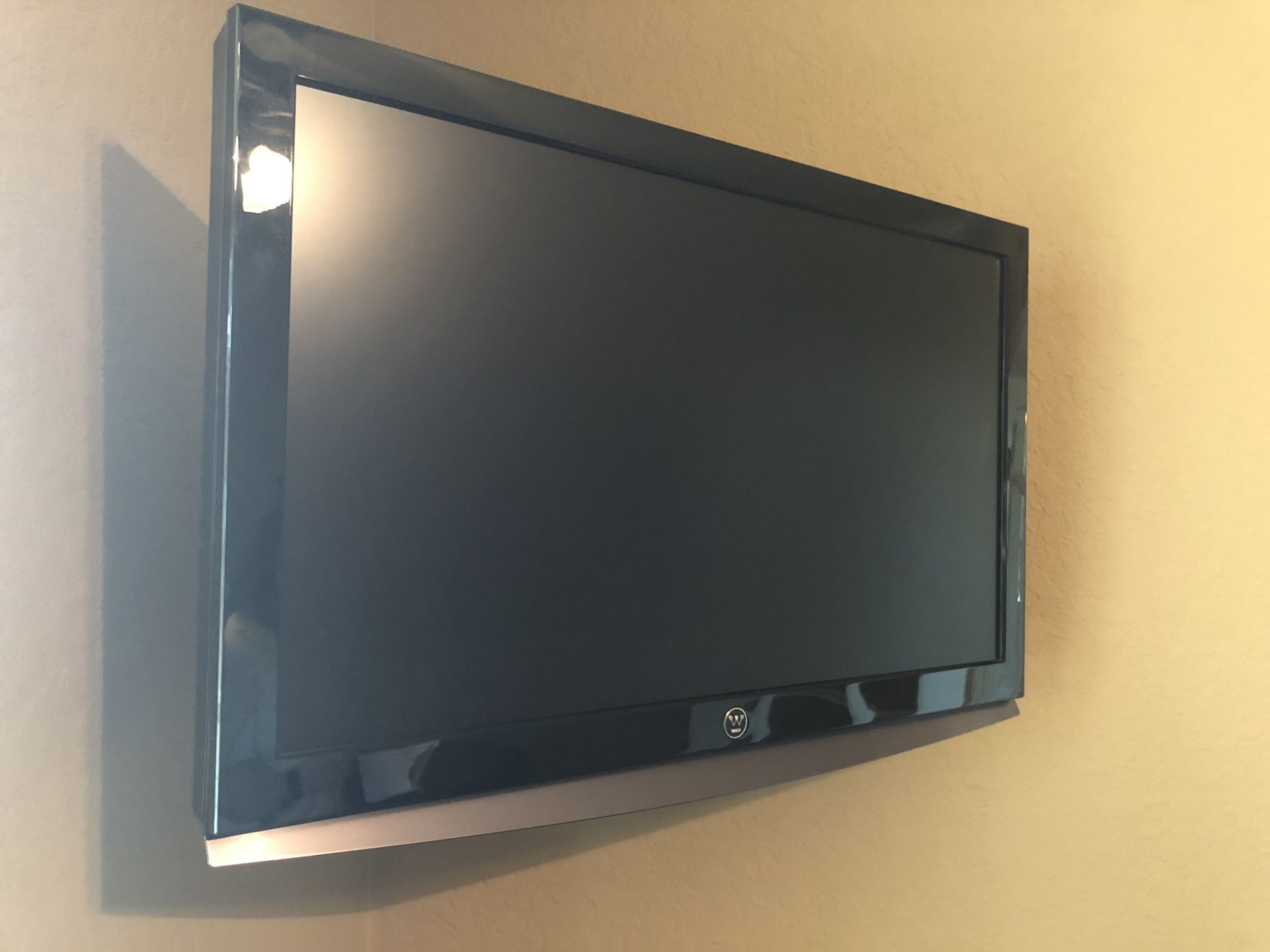 Westinghouse 26 inch TV with wall mount bracket