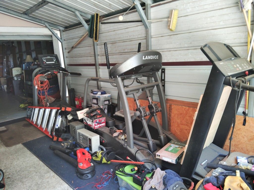 3 Proffecional Elliptical Machines