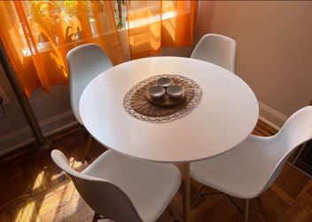 Like new set round dining table with 4 chairs in excellent condition