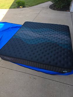 DreamCloud PressureSmart, King, Like New, Delivery Available
