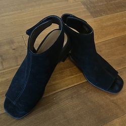 Black suade comfy open toes shoes