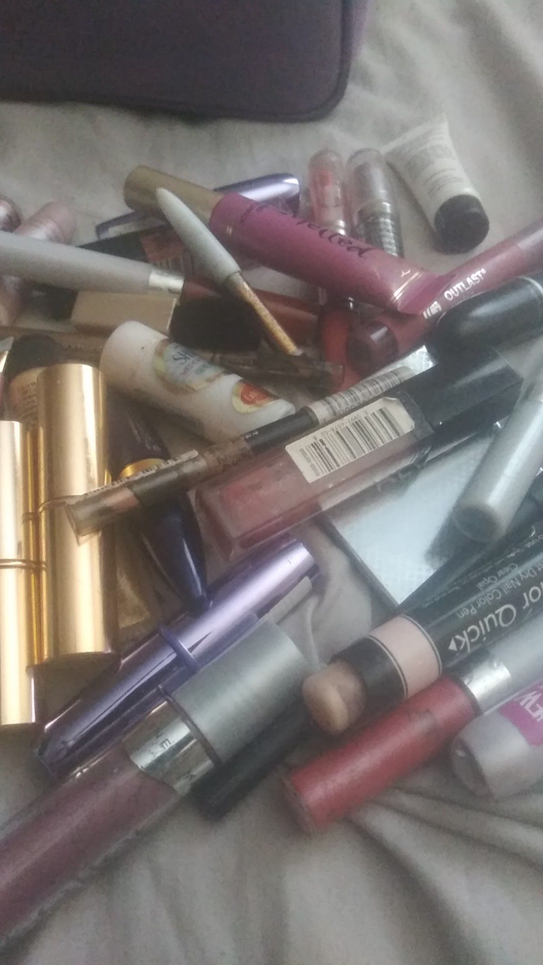 Ladies accessories,Lipgloss, eyeshadow,lipstick,Aldo mirror, pencil ,with Estee lauder 9r bouch