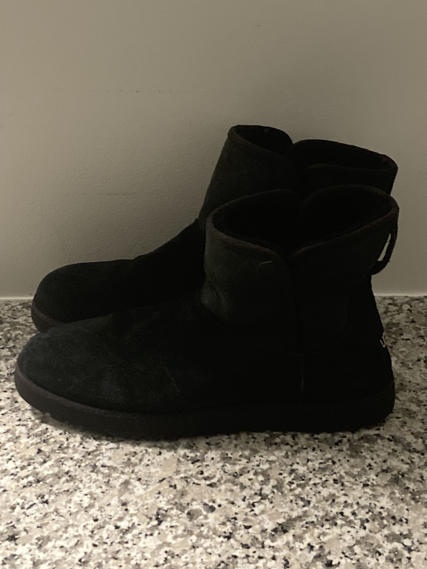 UGG ANKLE BOOTS (WOMEN’S US 10/BLACK)