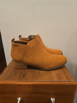 Tom's womens size 9.