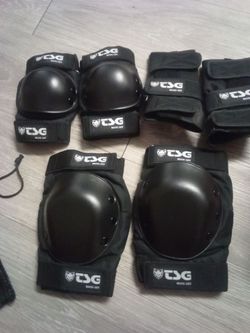 Black roller skates size 9  with knee pads