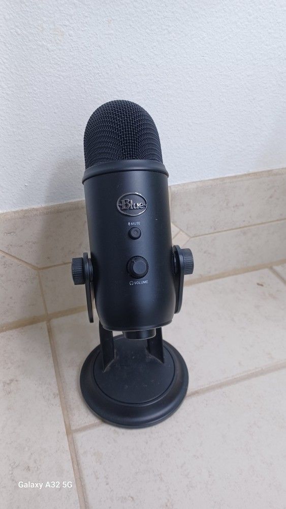 Blue Yeti USB Microphone (Blackout edition). It is a popular, professional-grade microphone used for recording, streaming, and podcasting. 
