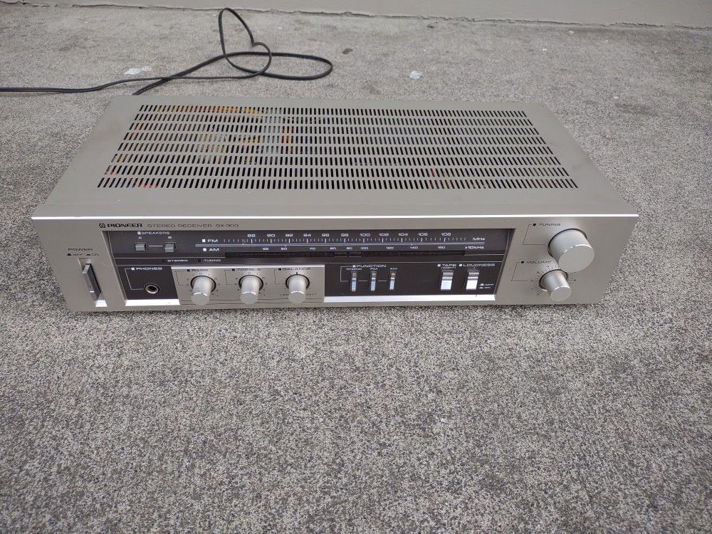 Pioneer Stereo Receiver. SX-303.   35$