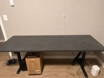 Electric standing desk