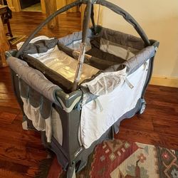 Portable Crib & Bassinet W/Changing Table