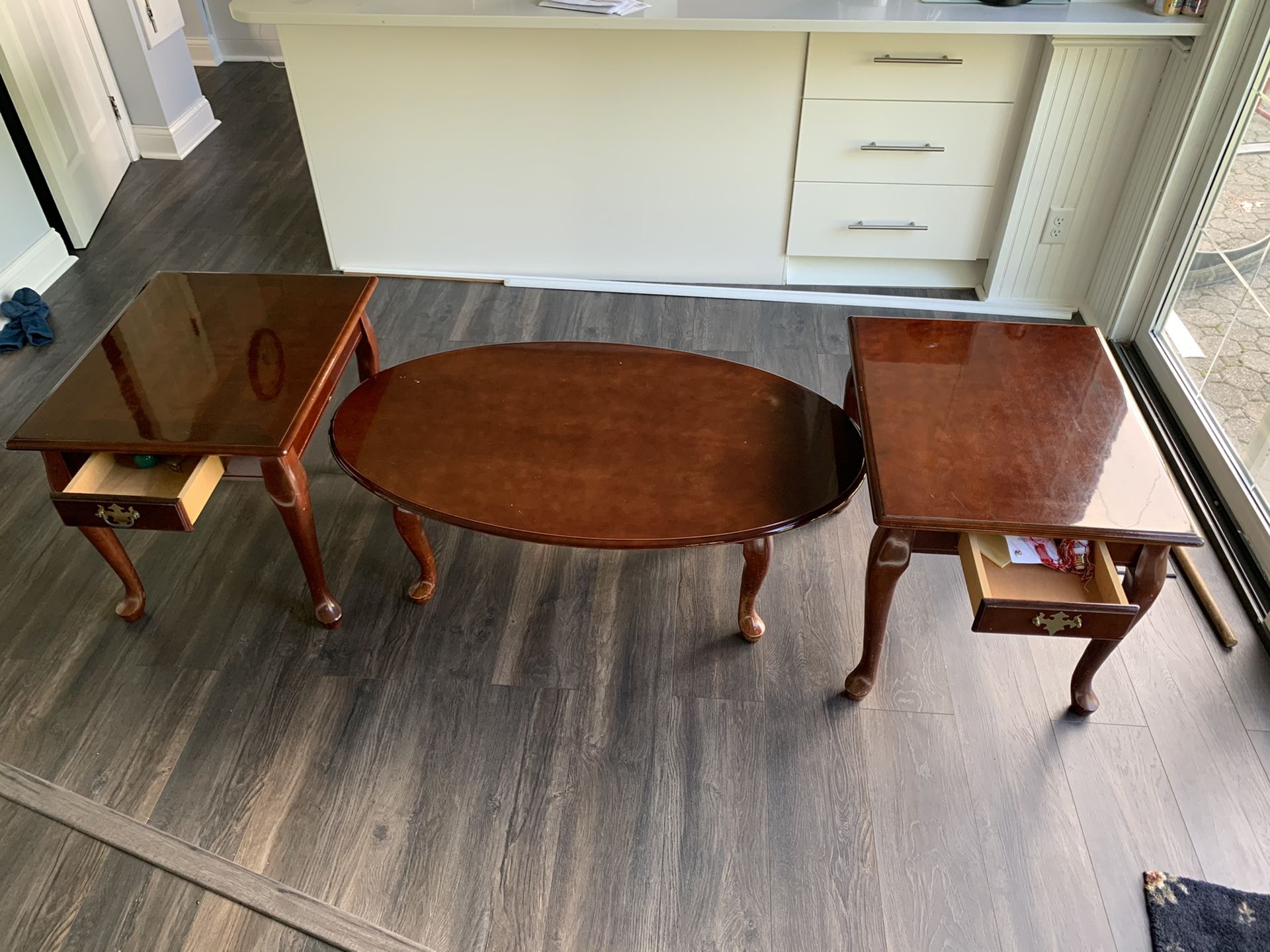 Coffee table set with 2 side tables.