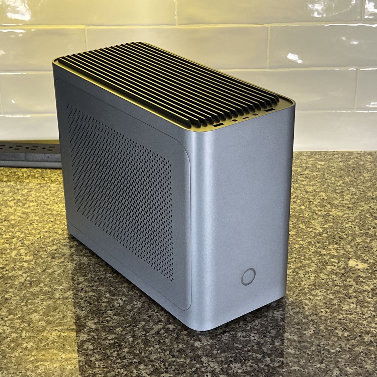 Iqunix ZX-1 Mini Itx Case for Sale in Houston, TX - OfferUp