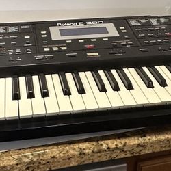 Roland E-300 Intelligent Keyboard 61-Key Synthesizer w/ Power Cord