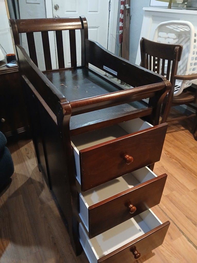 Dresser Changeing Table  All In 1
