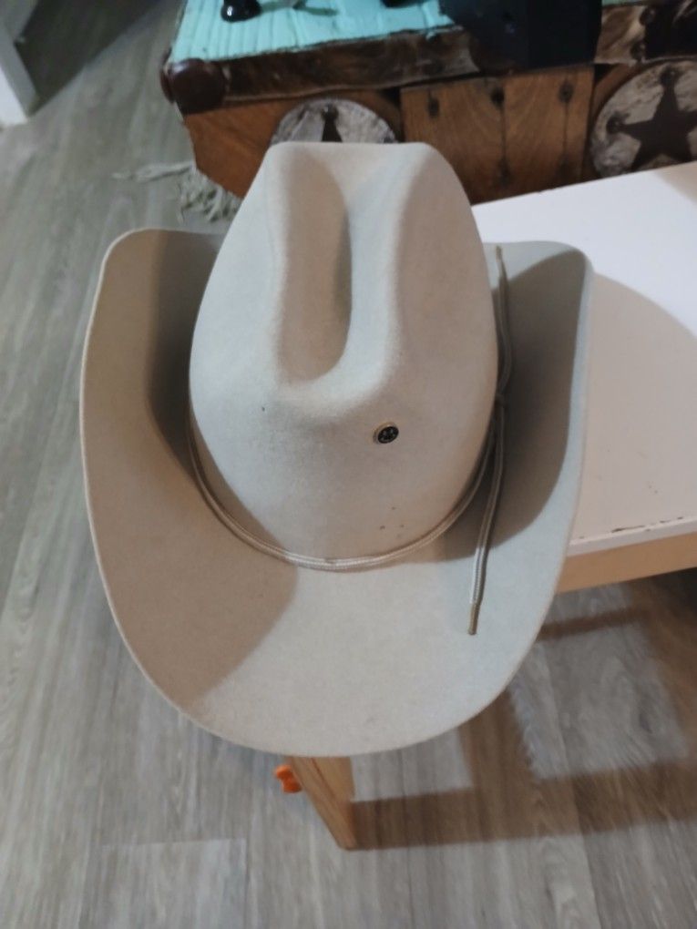 Texana. Gris 7 1/4 Brata $25 Texana. Negra Cvnders 3x No Size LO. K. Mide LA Sinta Brata $50