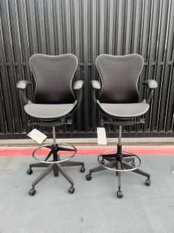 Saviorback: Herman Miller Mirra 2 Stool