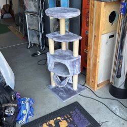 Cat tree - Great condition 