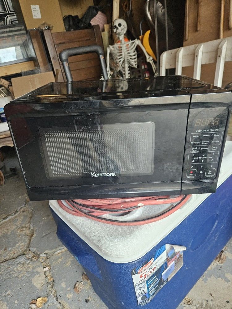 700 Watt Microwave