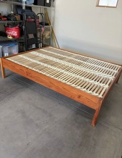 Queen Platform Bed Frame w/Samina Slat System (please read and see pictures)