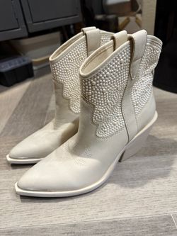 Dolce Vita Z2250* Womens Off-White Pearls Nashe Western Bootie Size 8.5M