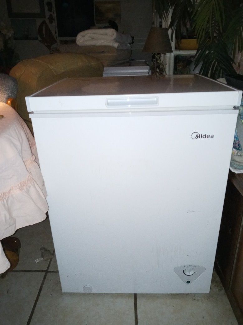 Midea 5.0 Cubic Foot Chest Freezer 