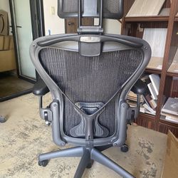 New Condition Size c Fully Adjustable Herman Miller Aeron Office Chairs 